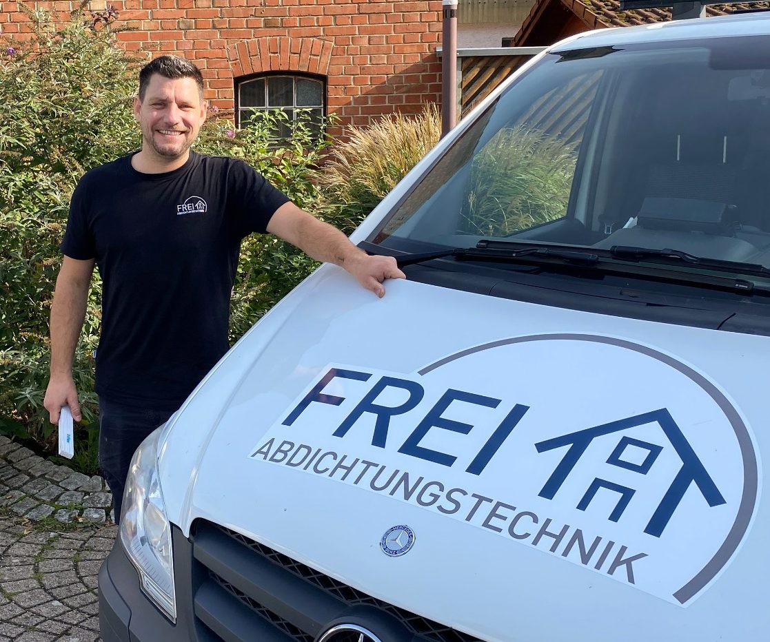 Das Foto zeigt Raphael Frei, Inhaber von Frei Abdichtungstechnik, stehend am Servicefahrzeug